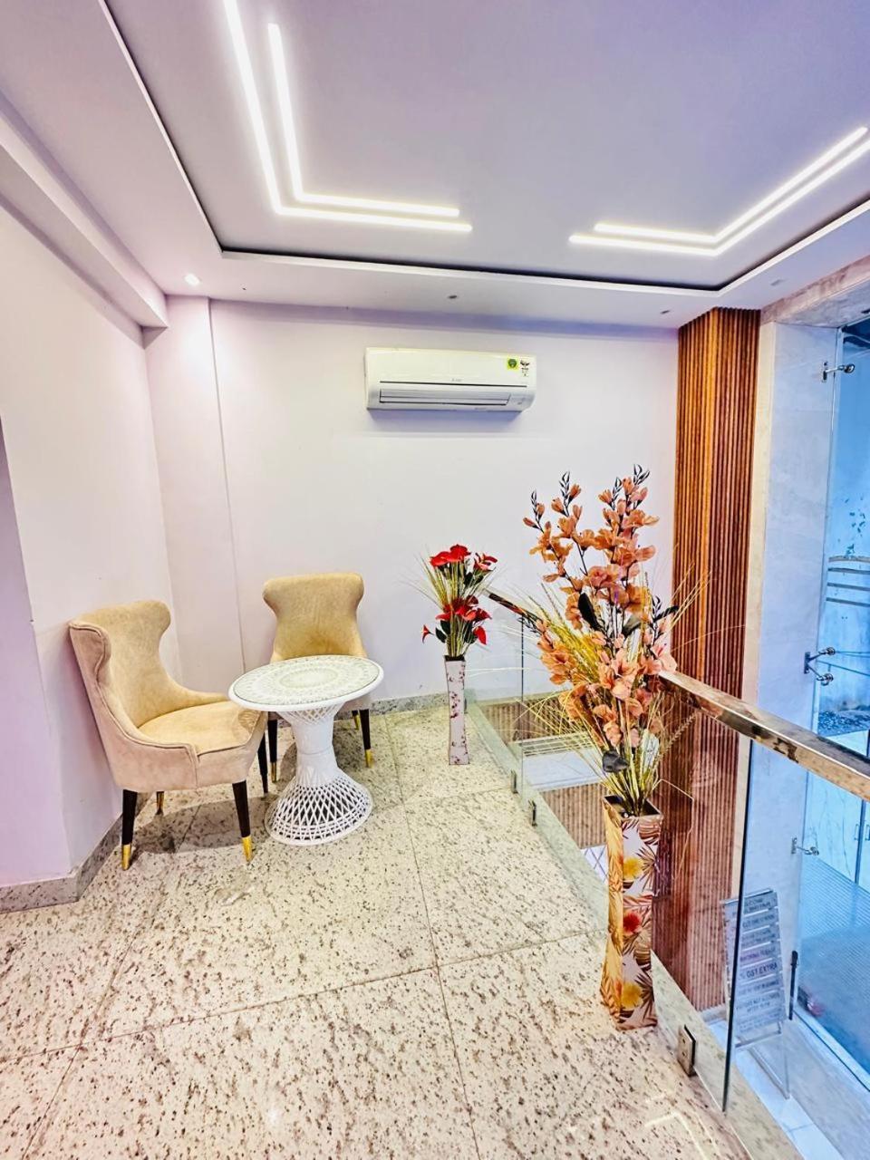 Hotel Mayfair Just A Minute Away From New Delhi Railway Station And Connaught Place Exterior foto